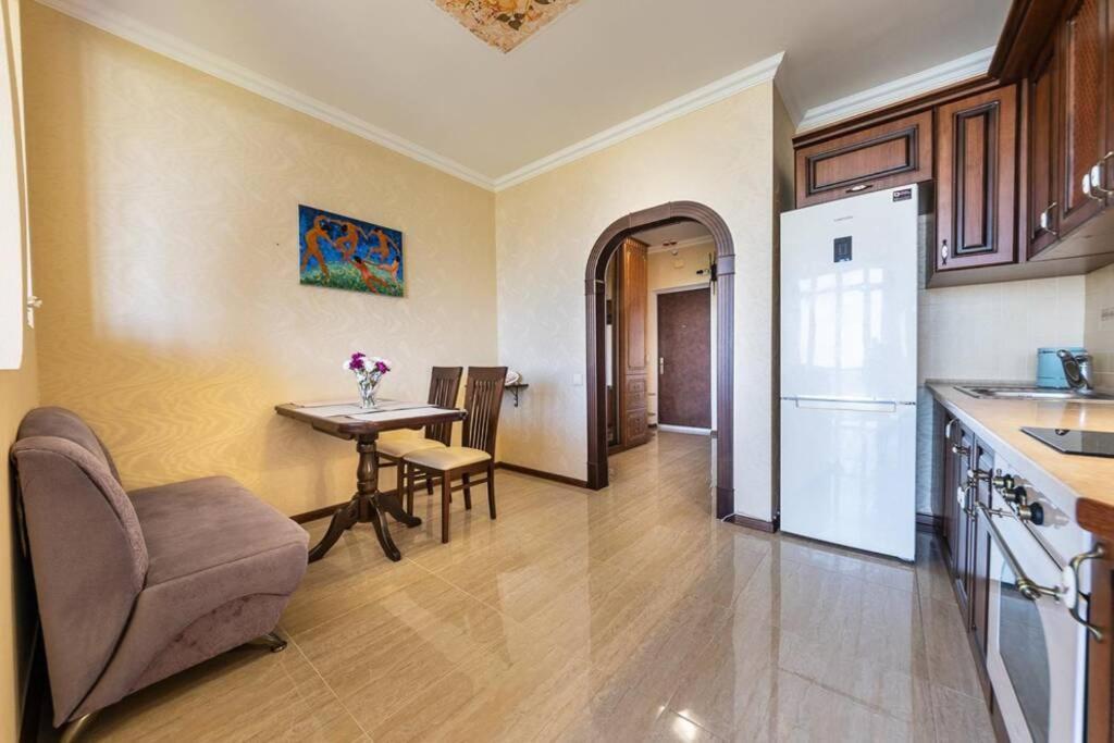 Apartments With Crazy Panoramic View Of The Dniepr Kyiv Exterior photo