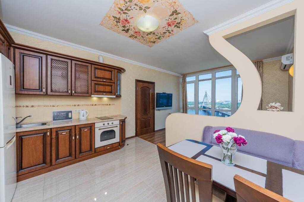 Apartments With Crazy Panoramic View Of The Dniepr Kyiv Exterior photo